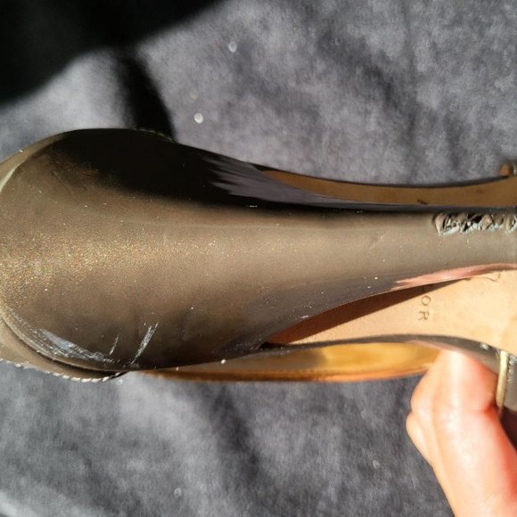 Patent leather metallic beige with gold trim 3 1/2 inch Ann Taylor heels size 6 - Picture 9 of 9